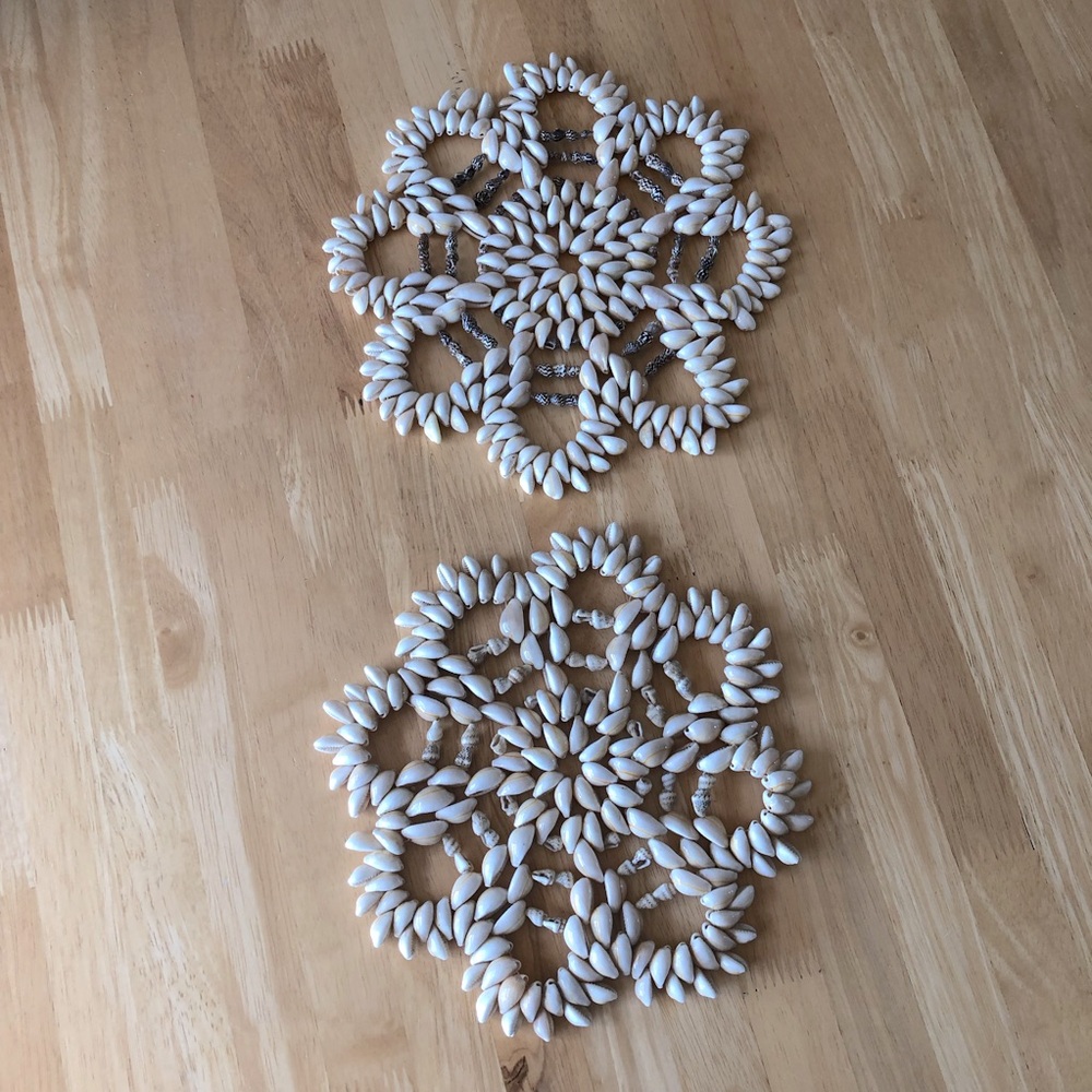 Vintage Flower shaped Cowrie Shell Trivet Hot plate Holder Decoration lot of 2